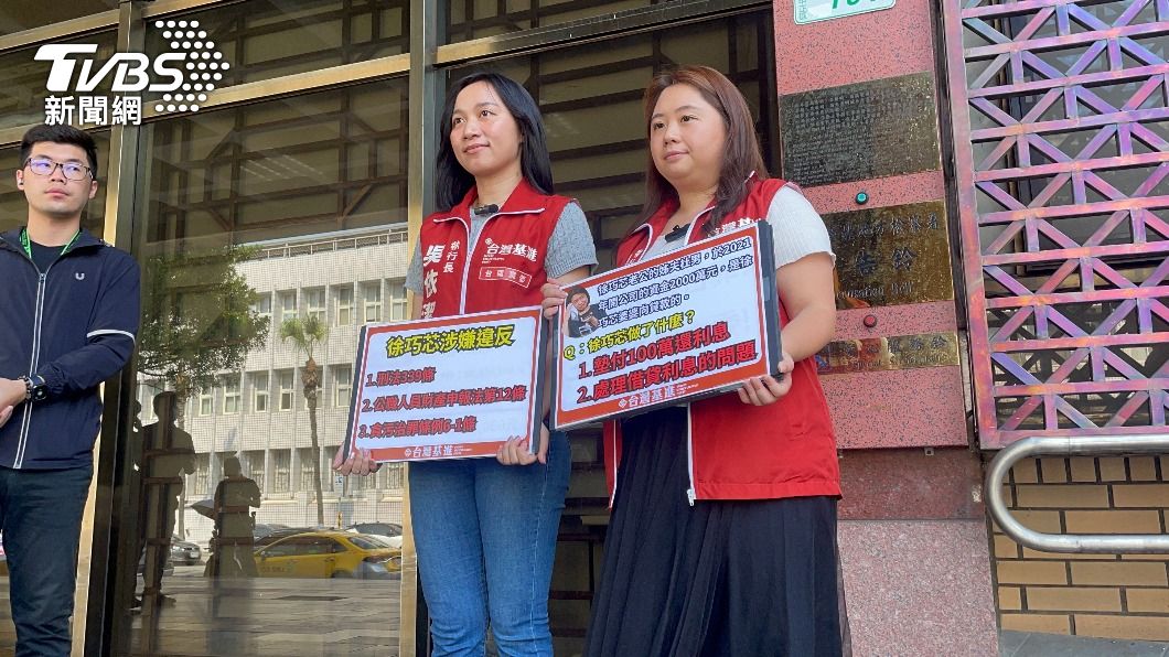 台灣基進黨高雄市黨部執行長楊佩樺(右)、台南黨部執行長吳依潔(左)。(圖/潘千詩攝)