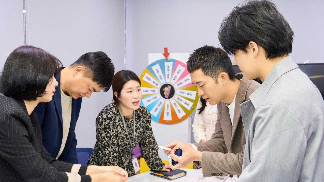SBS Medianet的CEO執行長LEE SANG SU率領同仁與天空娛樂執行長于傳勇、營運長王維皓開會。(圖/天空娛樂提供)