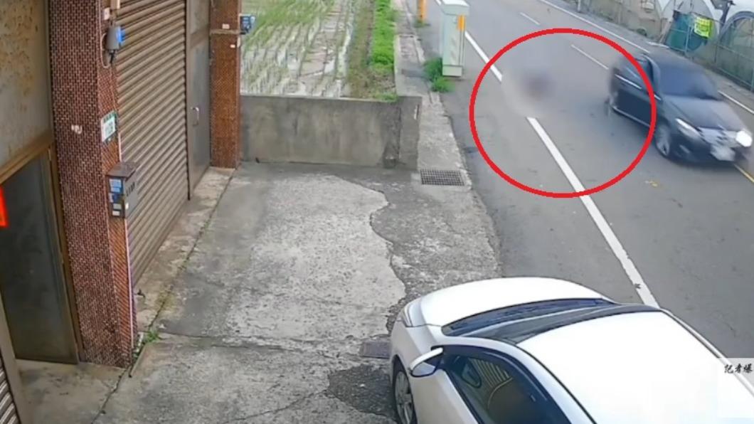 跳車重摔驚悚片曝!女和男友爭吵突開車門 滾地數圈搶救不治