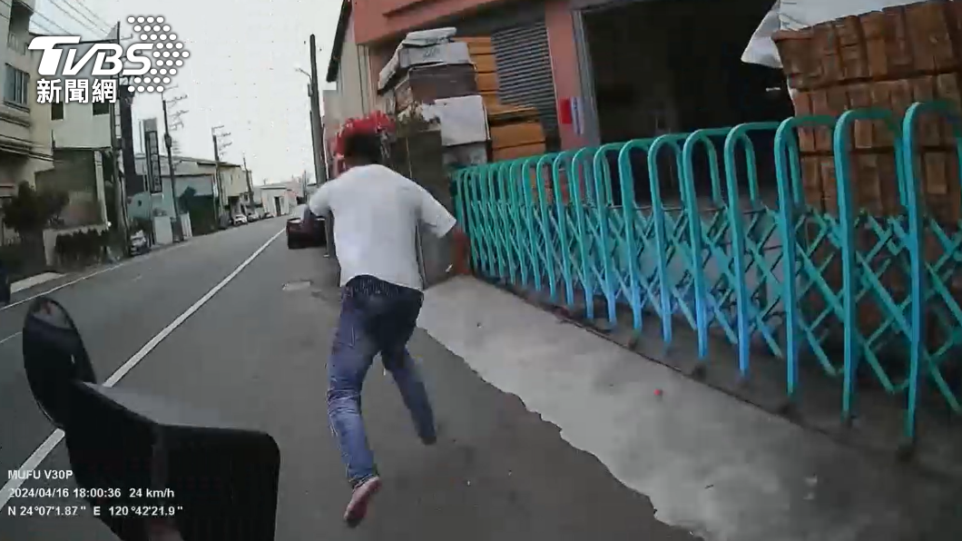 毒販跑給警察追!正義外送員「鐵沙掌」 爆擊助台中警KO逮人