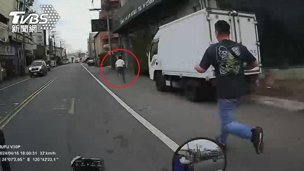 外送員目擊警方在追犯人。（圖／TVBS）