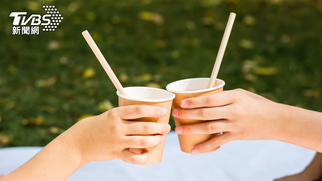 免洗紙杯裝盛果汁時最好盡快喝完。(示意圖/Shutterstock達志影像)