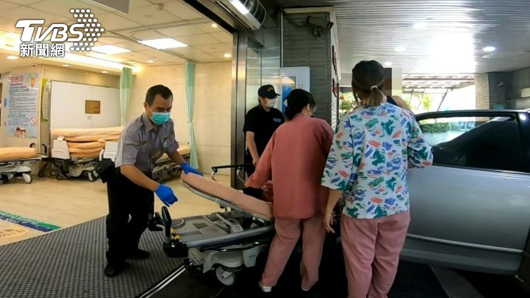 心疼!2歲童抓玻璃杯「遭熱茶燙胸口」 外籍父攔警開道送醫