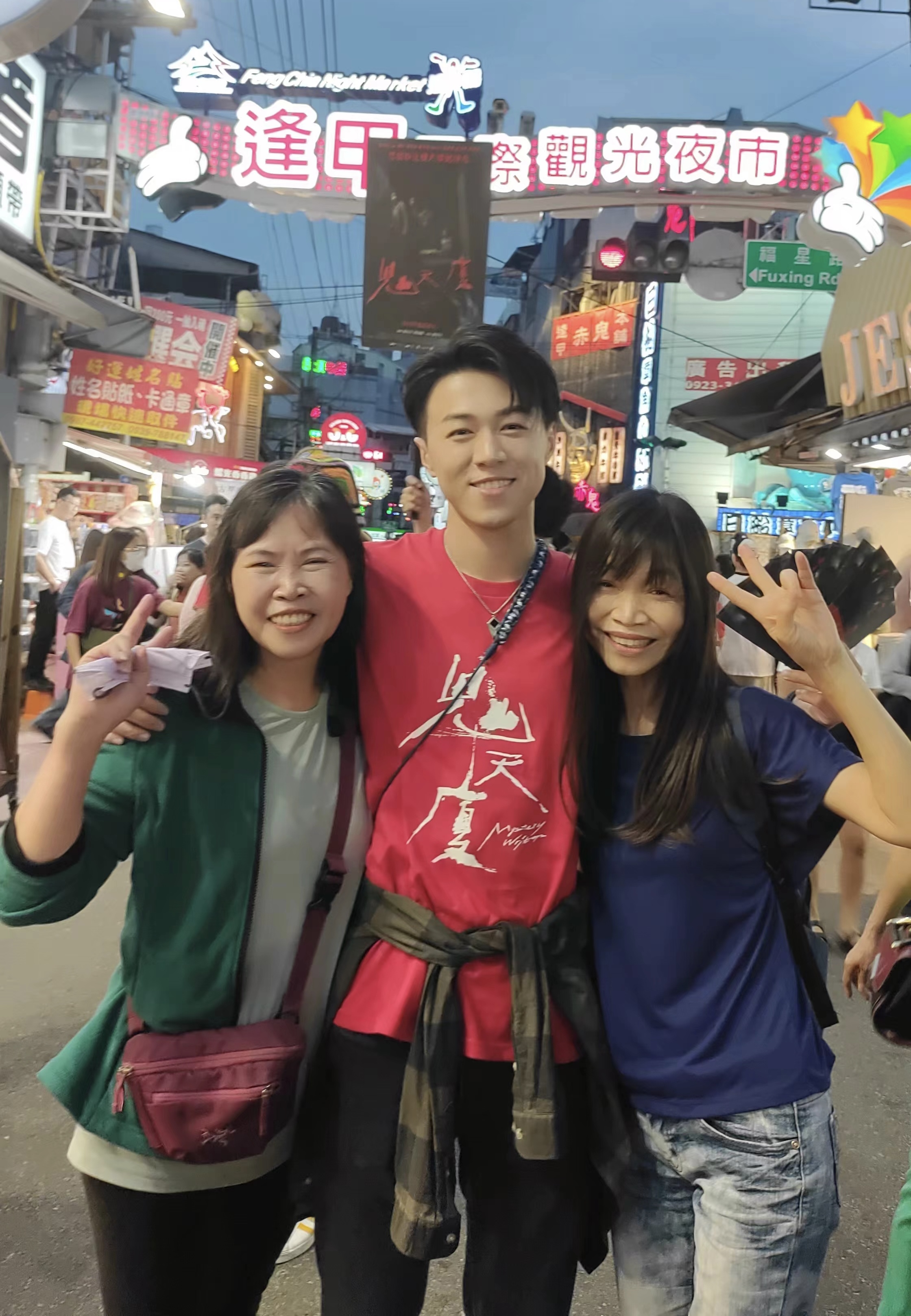 游書庭到中南部宣傳,媽媽(右)和阿姨驚喜現身。(圖/艾迪昇傳播提供)