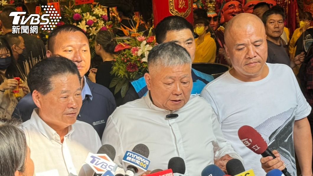 大和解!顏清標牽緊緊握手言和 抱嬰光頭男不告鎮瀾宮副董了