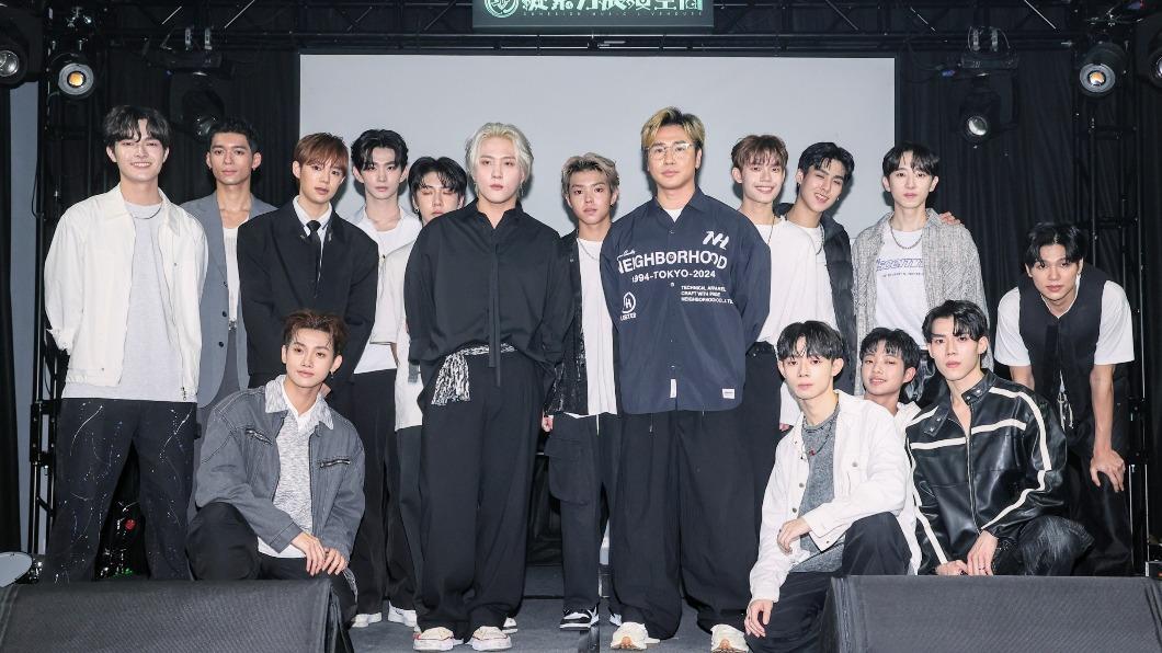 歐弟(中)來探少年們的班。(圖/趙世平攝)