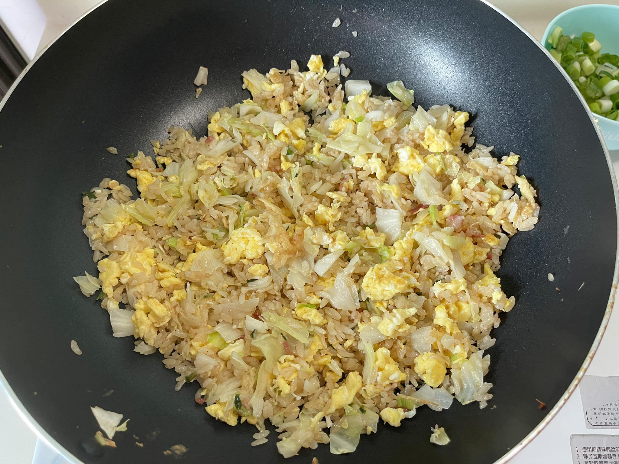 網友自己加入高麗菜、蛋料理,大讚好吃又營養。(圖/翻攝自我愛全聯─好物老實說臉書)