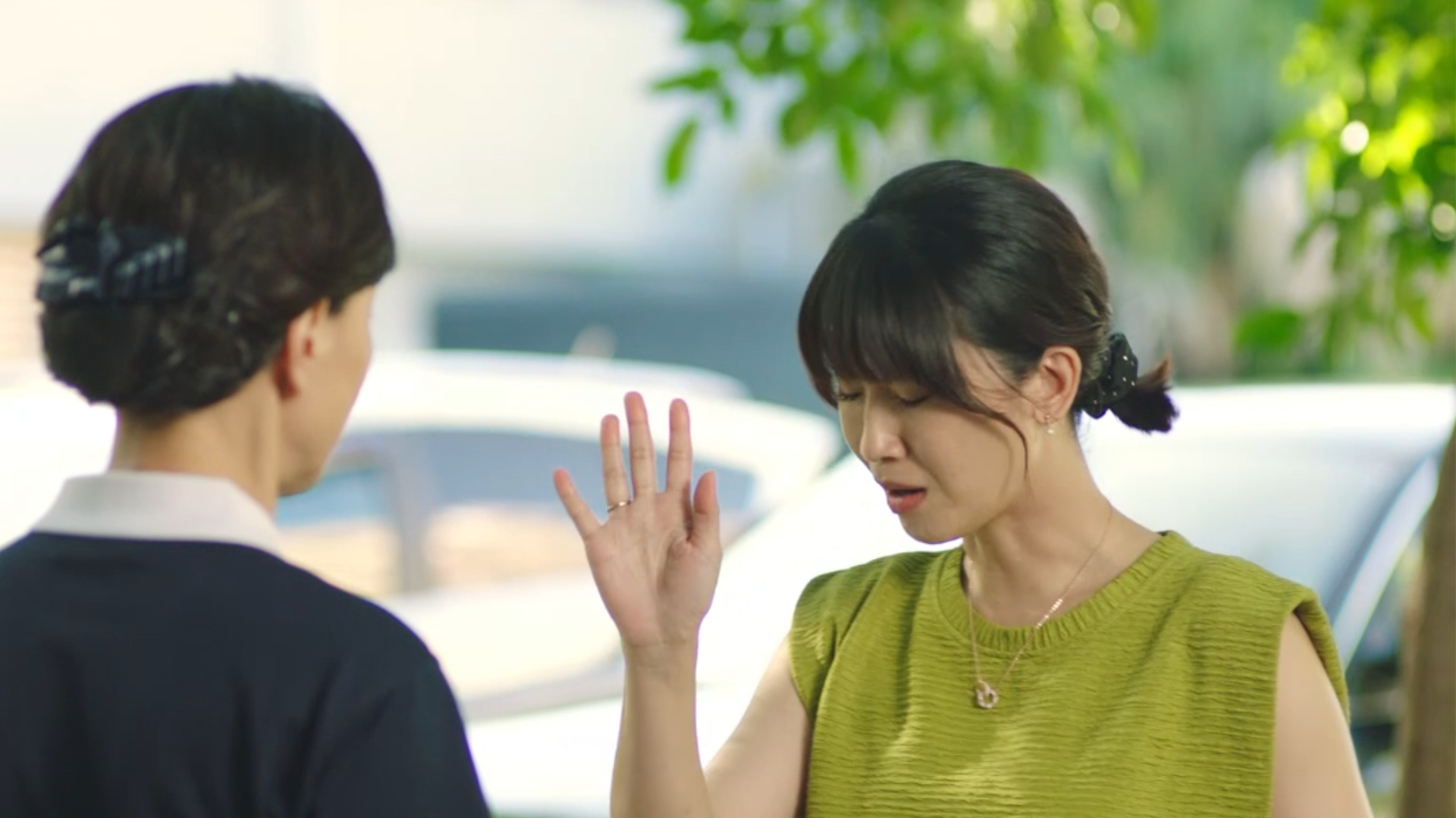 朱芷瑩飾演補教名師心高氣傲打斷柯淑勤說話。(圖/大愛提供)
