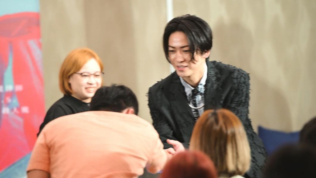 龜梨和也主動向「台北山下智久」握手。(圖/網銀國際影視提供)