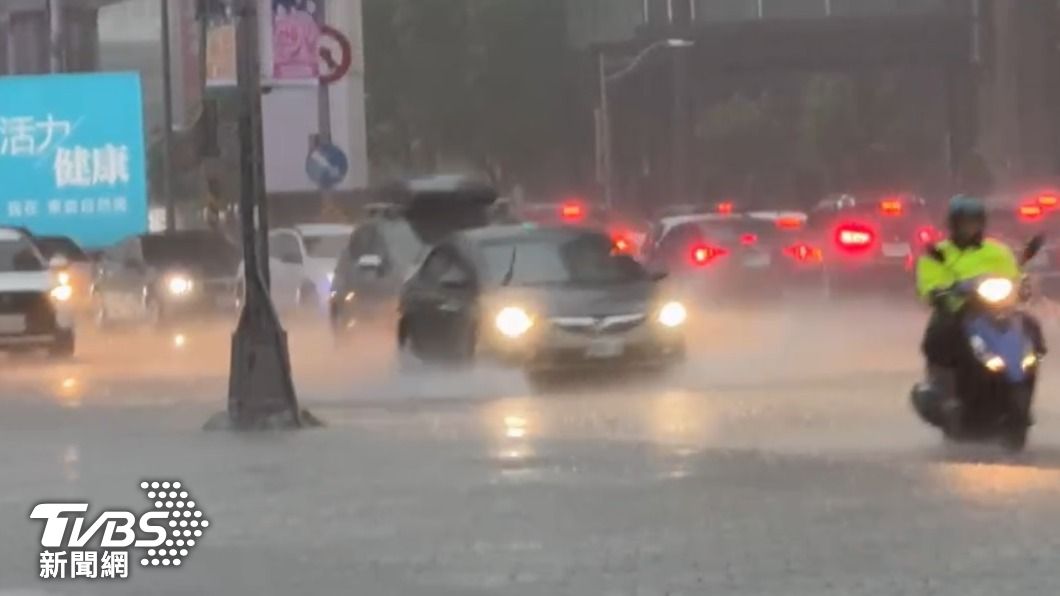 暴雨市民塞車「狼狽上班」!蔣萬安臉書發聲 網怒了:停班停課