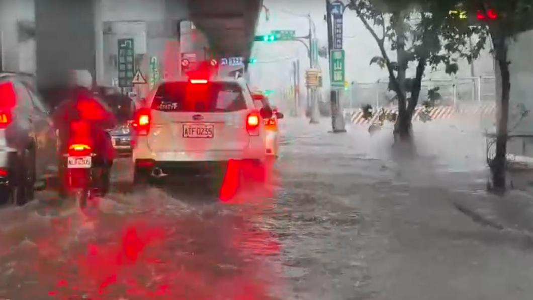 雷雨＋強陣風！雙北一早收暴雨災防警告　「這幾處」主要雷雨區
