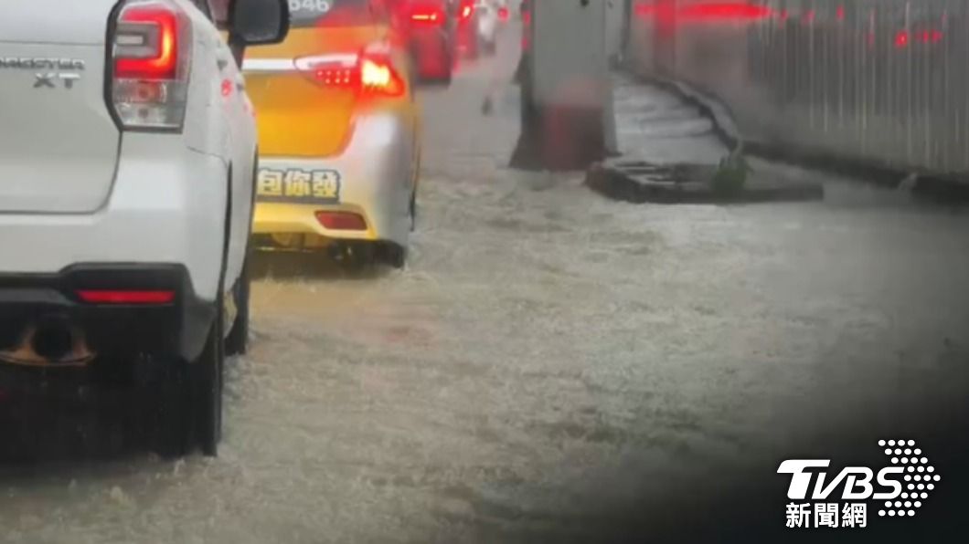 一早大暴雨!「整排機車泡湯」水灌道路 雙北慘況畫面曝