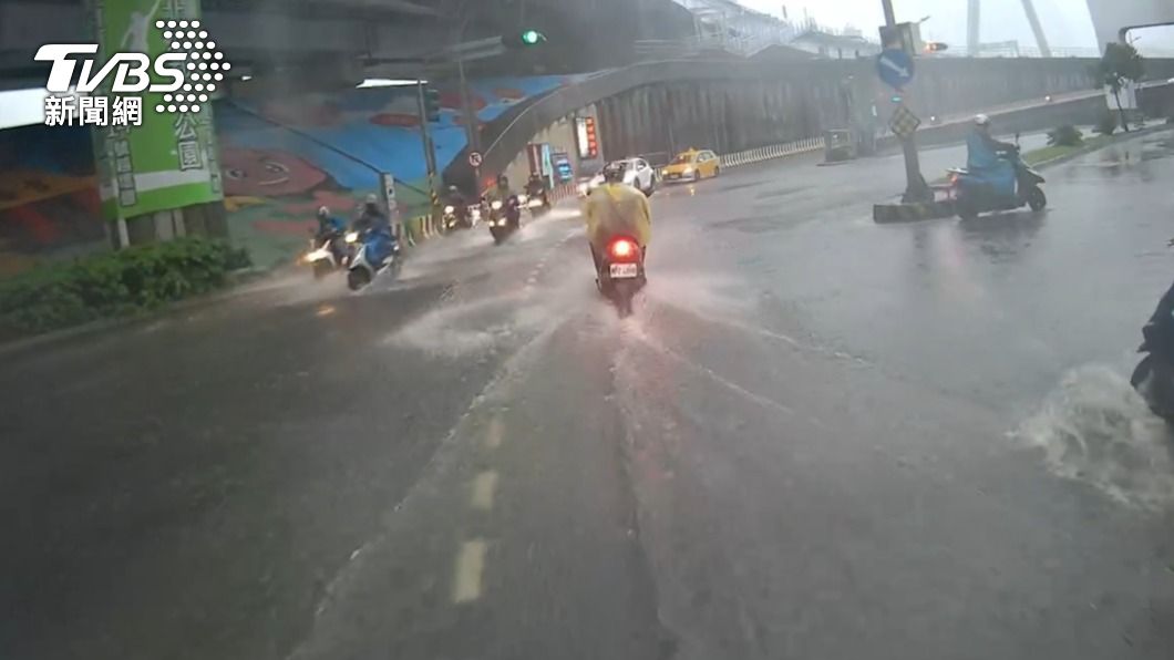 暴雨擴大!騎士飆「水上摩托車」崩潰 專家示警:輪到台中以北