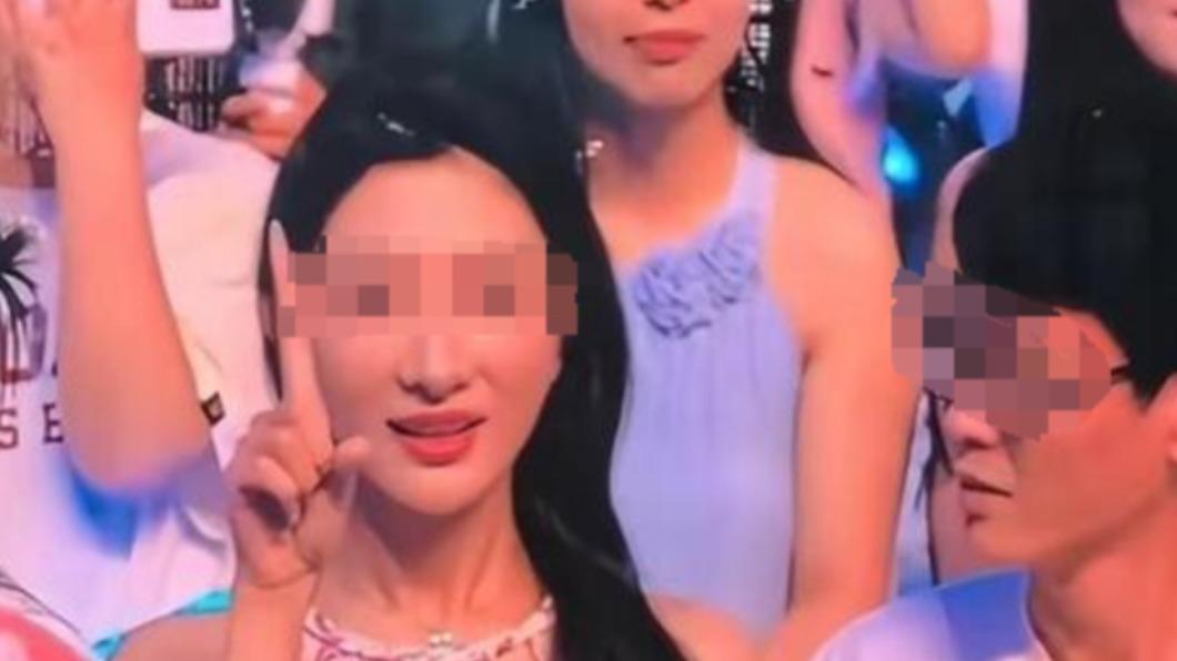 正妹稱自己1人來看演唱會,不認識左右兩旁的人。(圖/翻攝自微博)