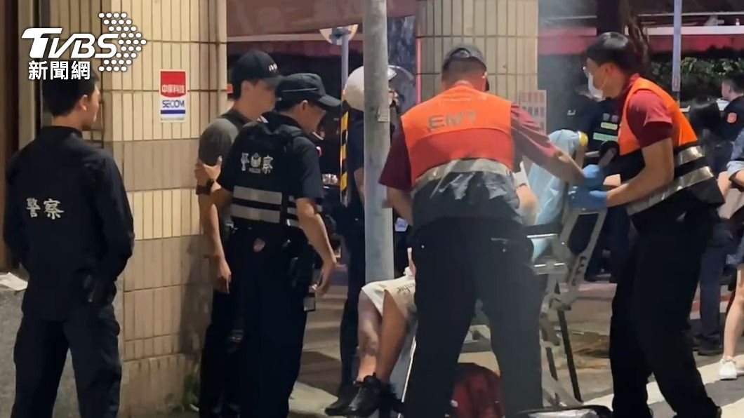 警消人員為傷者包紮治療。(圖/TVBS)