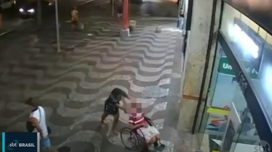 巴西女子推已去世叔叔上銀行詐貸,另一個監視器畫面曝光。(圖/翻攝自SBT News新聞影片)