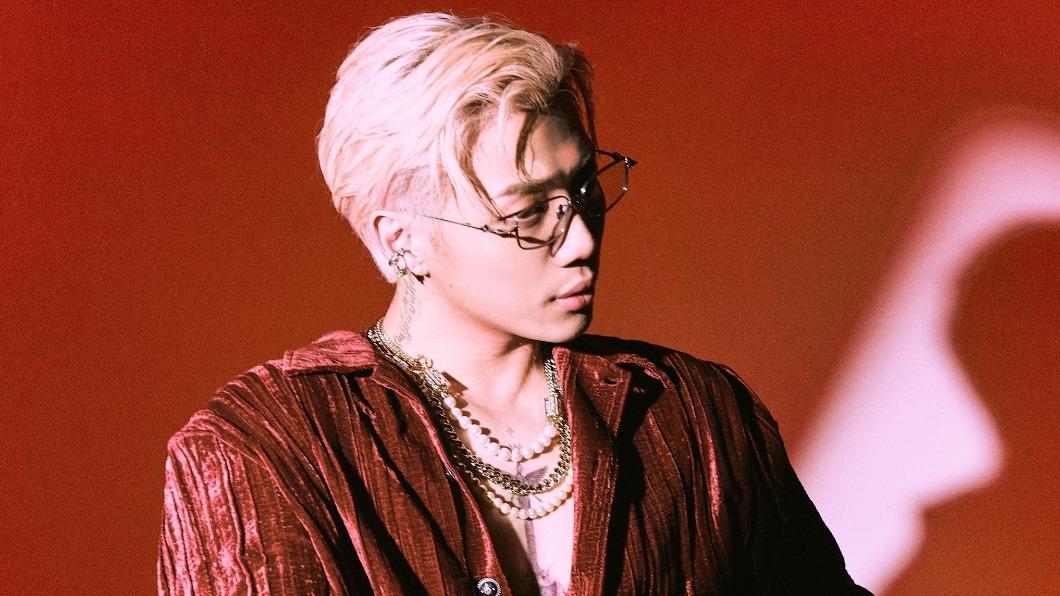 ØZI相當擅長創作男歡女愛的歌曲，更有「情慾系情歌掌門人」封號。（圖／翻攝自ØZI臉書）