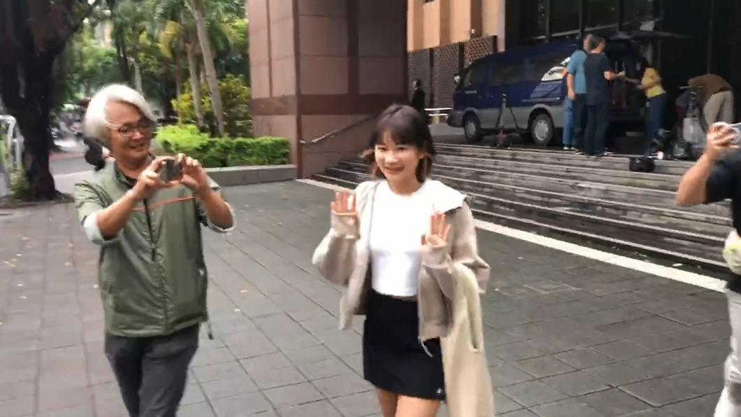 快訊/IG造謠總統大選作票 愛莉莎莎出庭遲到又忘帶身分證