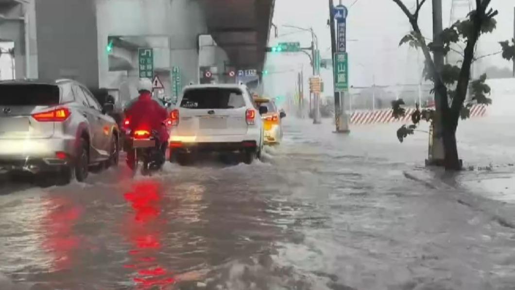 全身濕!「煙囪雲」挾雨炸雙北 專家曬這圖解釋:豪雨製造機