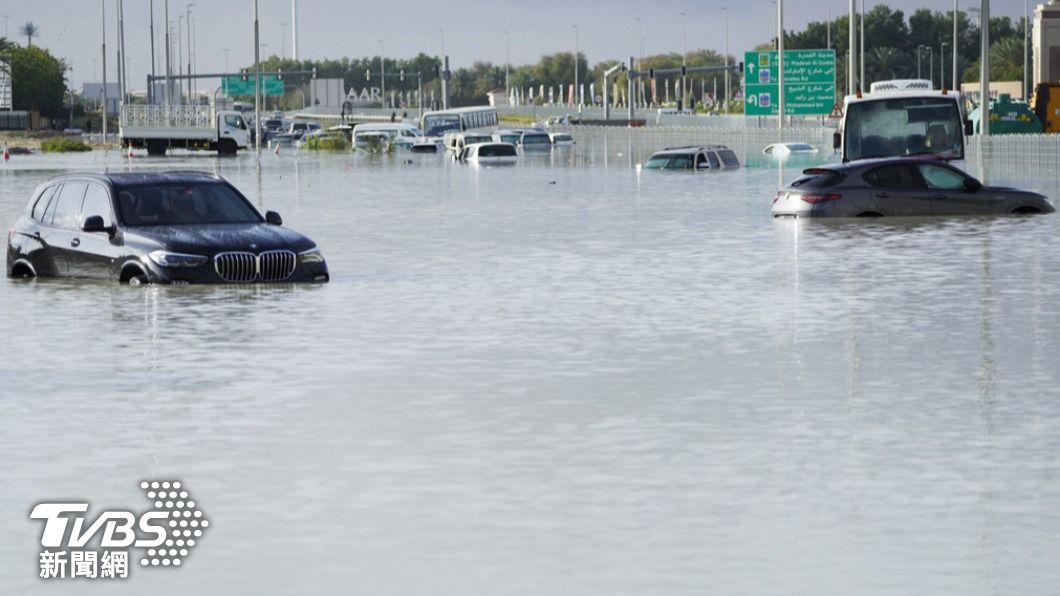 罕見暴雨淹沒了街道，許多車輛因泡水而拋錨。（圖／達志影像美聯社）