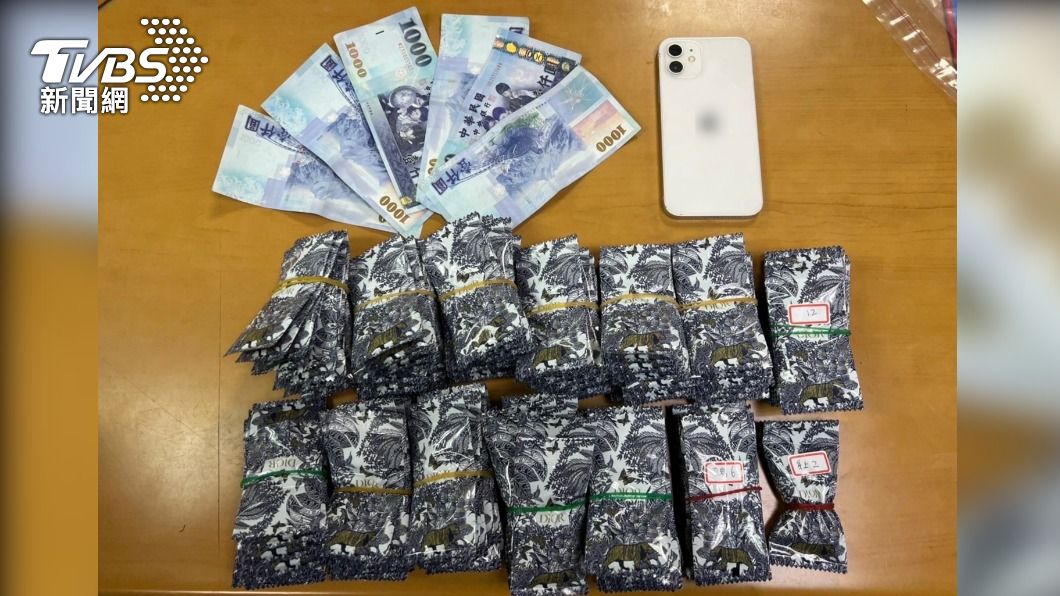 警方查扣毒咖啡包、犯罪所得等證物。(圖/TVBS)