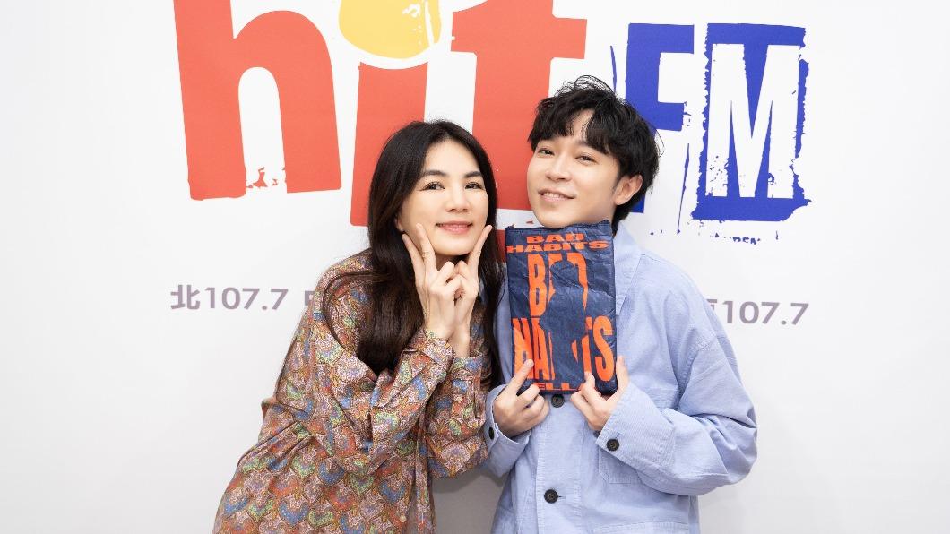 吳青峰力挺Ella,更自掏腰包購買她的專輯。(圖/Hit Fm聯播網提供)