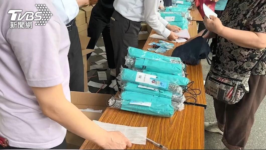 中鋼去年的股東會贈品雨傘。(圖/TVBS)