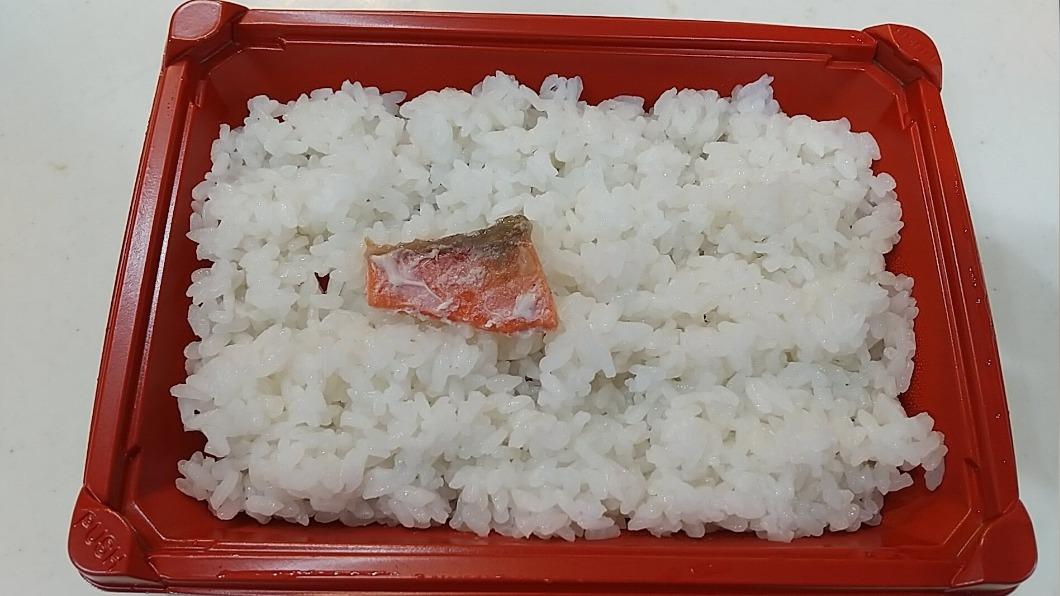 很識貨?日賣場熟食區賣「超窮酸鮭魚便當」 內行曝真相