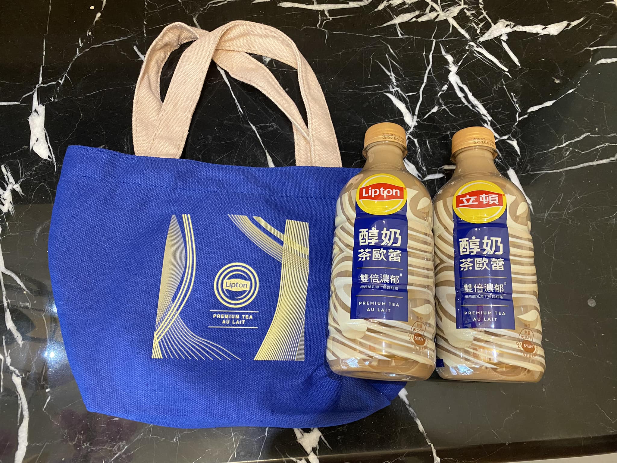 網友分享全聯買立頓醇奶茶歐蕾,送帆布手提袋。(圖/翻攝自我愛全聯─好物老實說臉書)