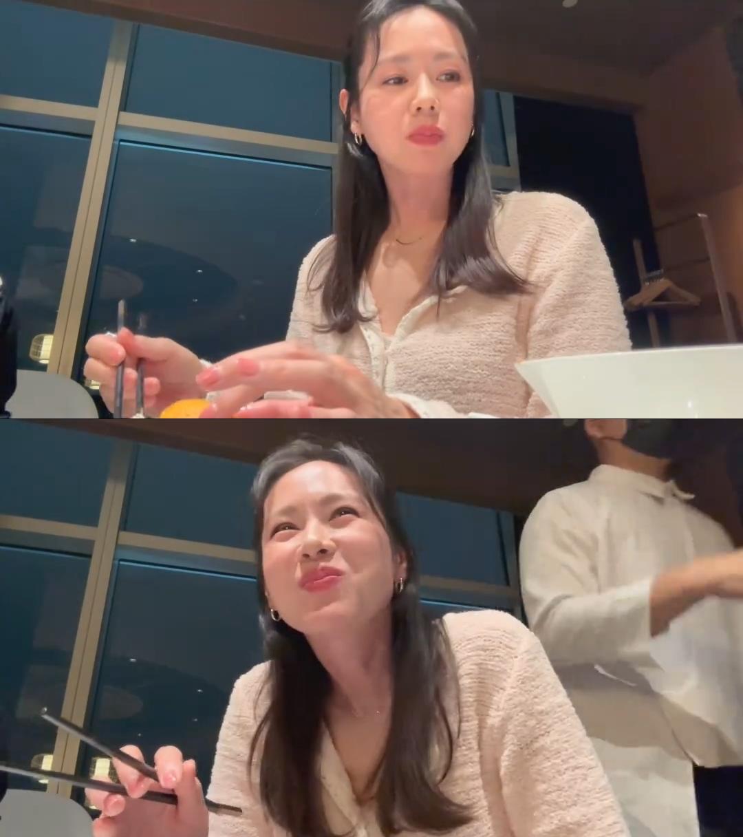 孫藝珍吃飯過程相當優雅,也因為太美味而不禁笑出。(圖/翻攝自孫藝珍IG)