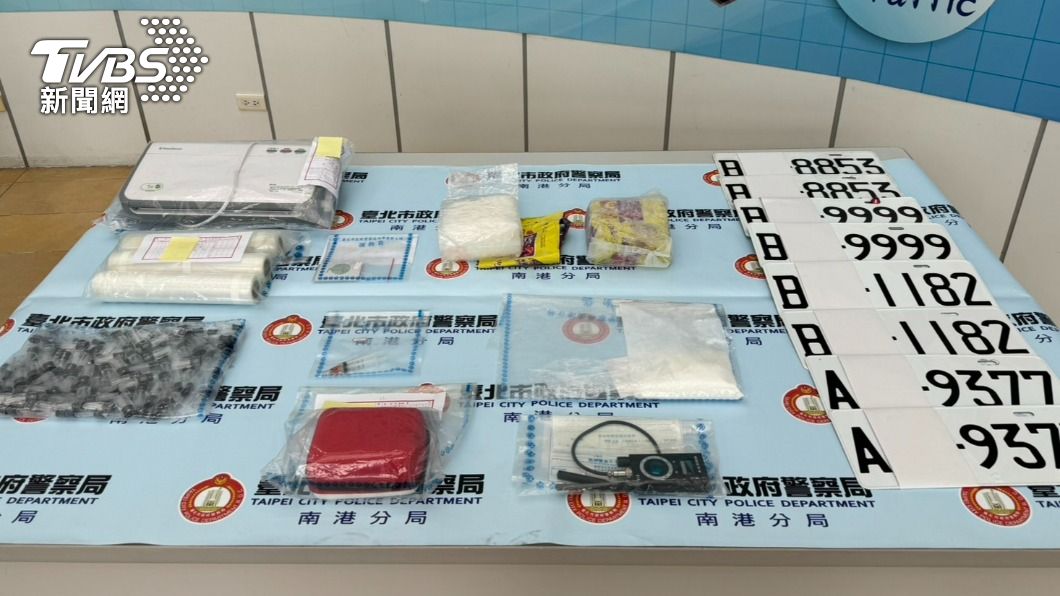 警方查扣大量毒品、假車牌。(圖/TVBS)