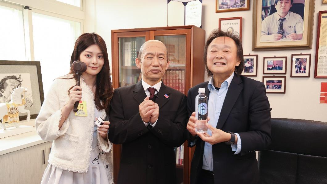 王世堅(右)自嘲頭髮數量勝過韓國魚(中)。(圖/Nownews《鄉民大學問》提供)