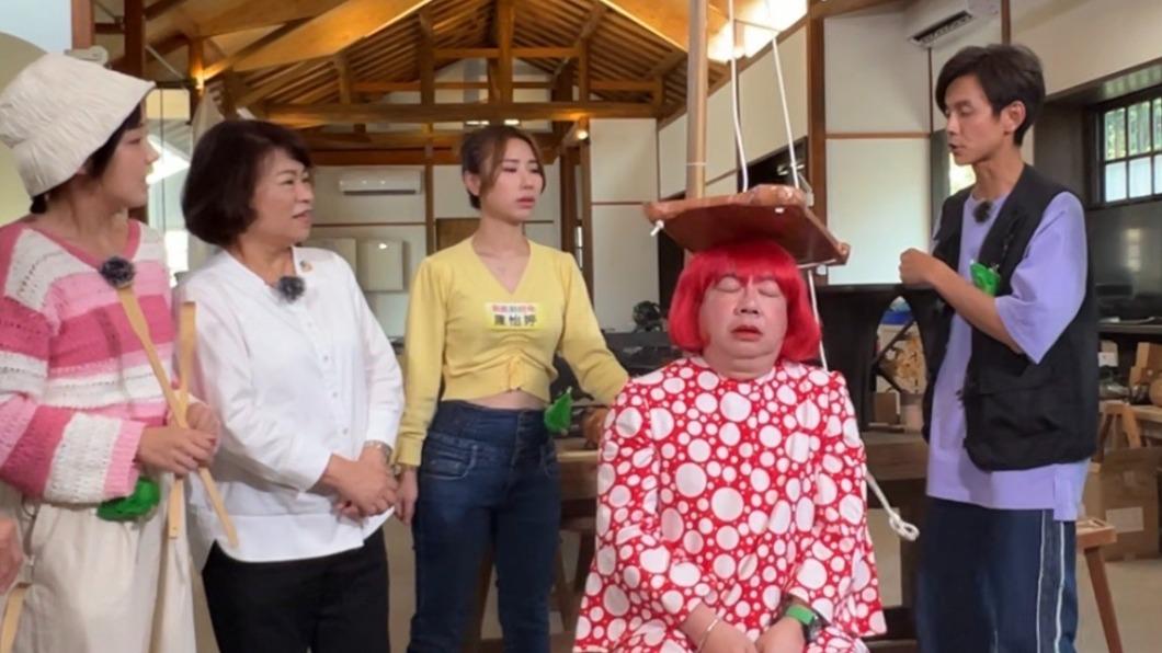 董至成(右二)扮成「草間迷生」慘被砸頭。(圖/民視提供)