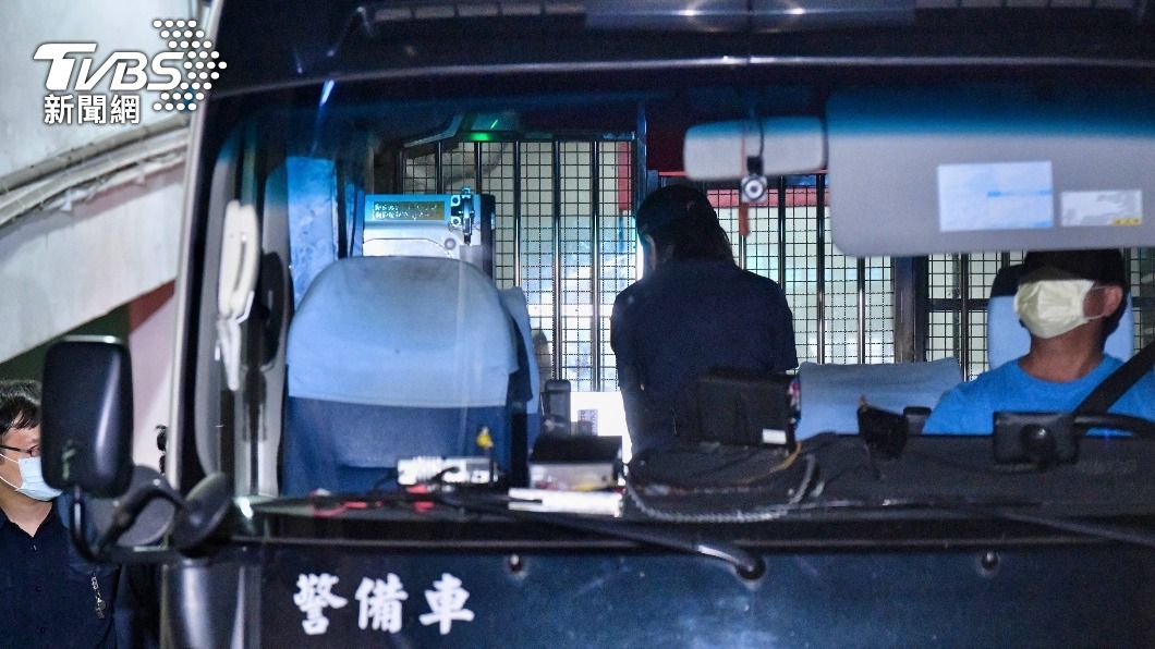 劉姓保母和妹妹兩人裁定延押後,於晚間坐囚車還押土城。(圖/胡瑞麒攝)