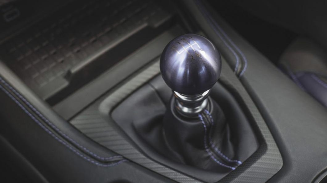Mustang Dark Horse的6速手排變速箱廠商為Tremec,與Mustang GT不同。(圖/ Ford)