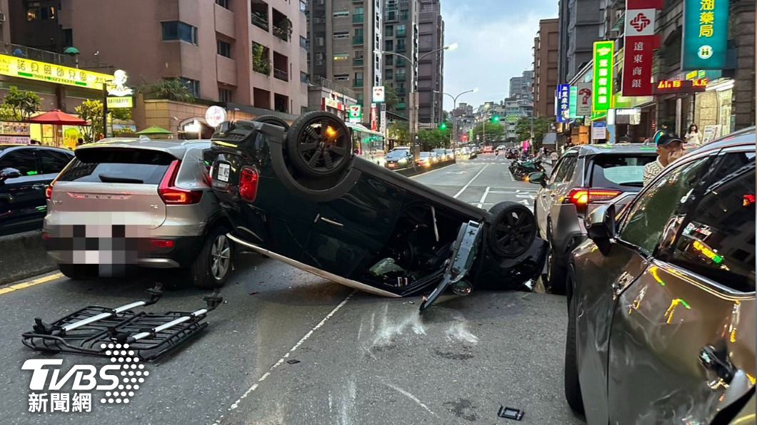 內湖下班車禍!MINI撞瑞典坦克 翻覆波及日系神車