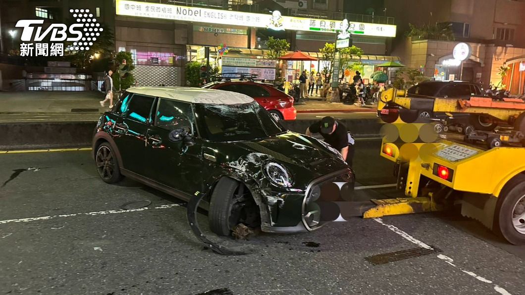 現場人員處理翻覆車輛。(圖/TVBS)