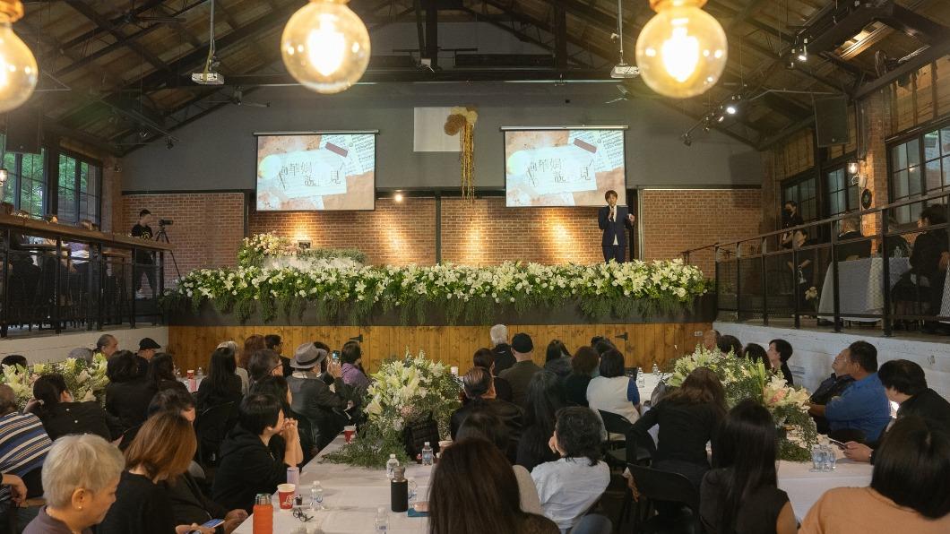吳建恆擔任鄭華娟的追思紀念會司儀。(圖/翻攝自滾石唱片臉書)