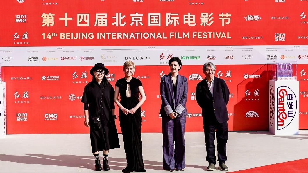 《我談的那場戀愛》監製秦小珍、吳君如、導演何妙祺、監製陳慶嘉。(圖/翻攝自微博)