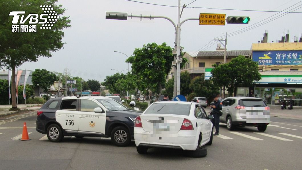 台中警匪追逐!囂張通緝犯開車滑手機 碰撞巡邏車狼狽落網