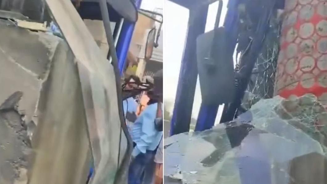 公車撞上路邊的柱子後車頭全毀。(圖/翻攝自X@EngagingTopics)