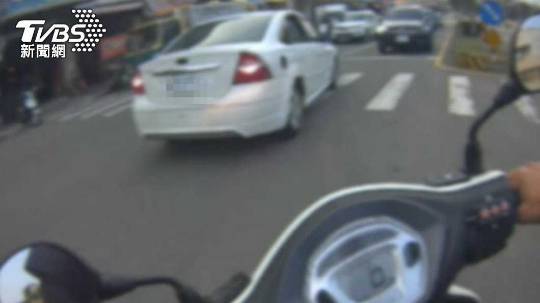 轎車衝入對向。(圖/TVBS)