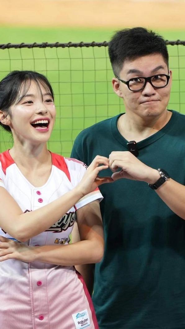 Joeman曾與啦啦隊女神李多慧合照。(圖/翻攝自Joeman IG)