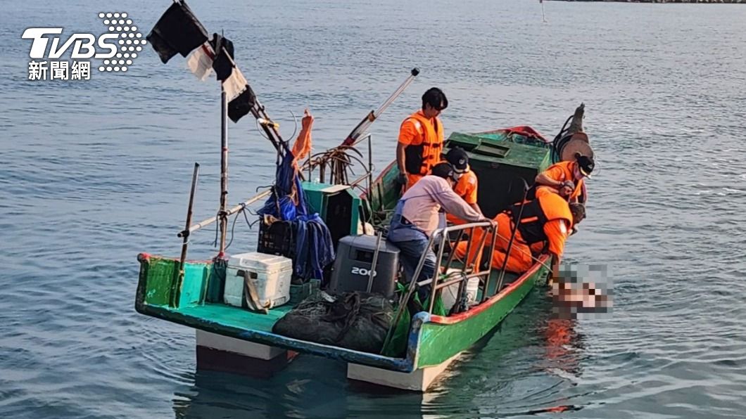 快訊/漁船翻覆漁民落海失蹤!左營軍港外海撈起2浮屍 身分待查