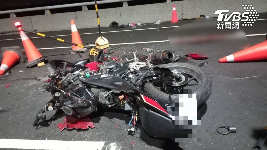 台東中華大橋無照騎士雙載自撞工程車　2人噴飛送醫不治
