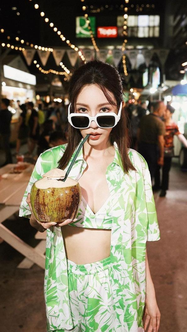 曾莞婷在泰國旅遊,逛喬德夜市大展傲人身材。(圖/翻攝自曾莞婷臉書)
