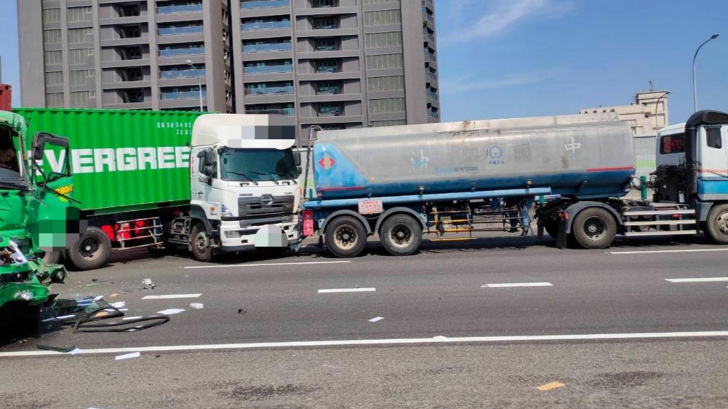 國1南下鼎金系統4大車撞一團。(圖/民眾提供)