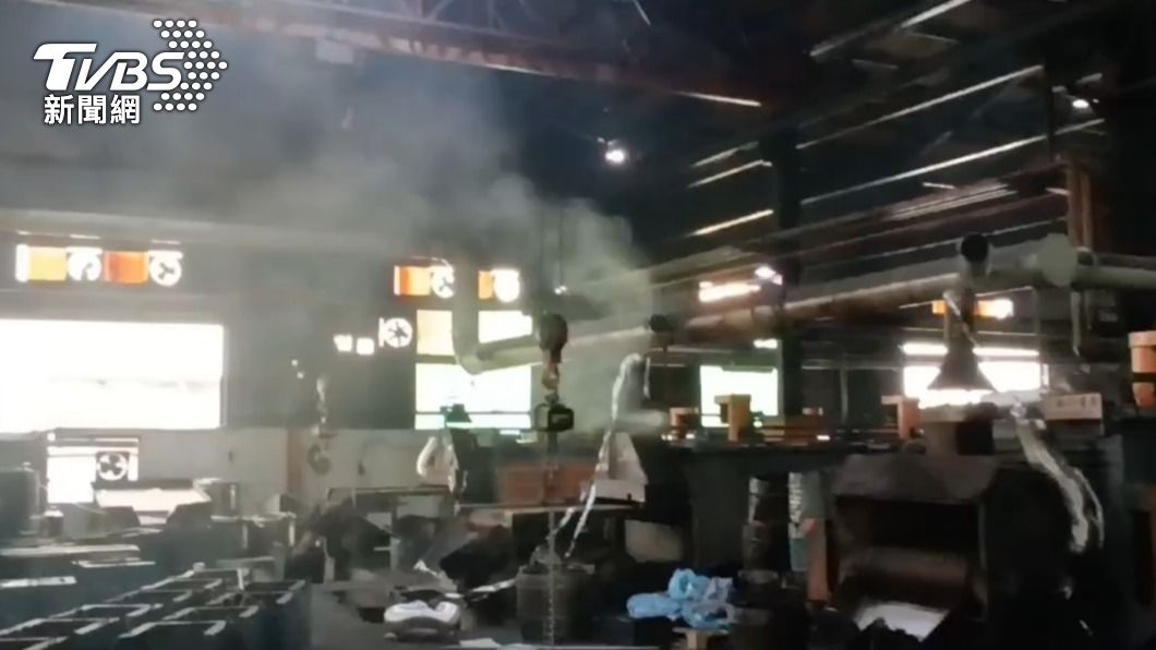 鄰近工廠的4名外籍員工疑似爆炸音波受傷。(圖/TVBS)