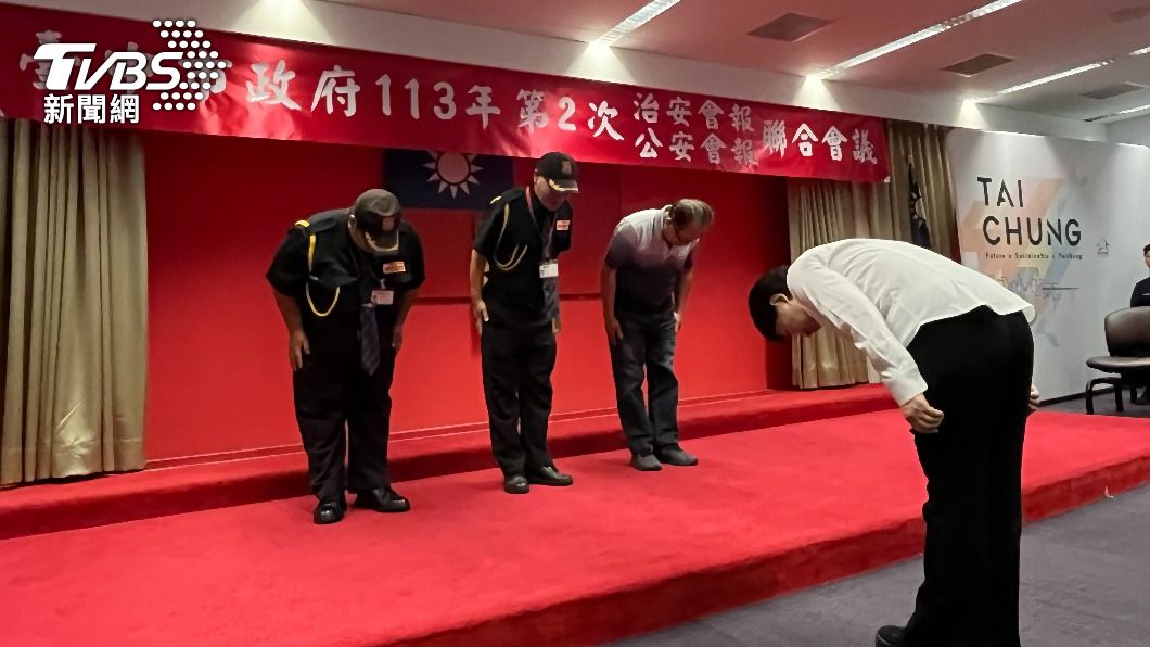 盧秀燕市長向3位城市英雄致敬。（圖／TVBS）