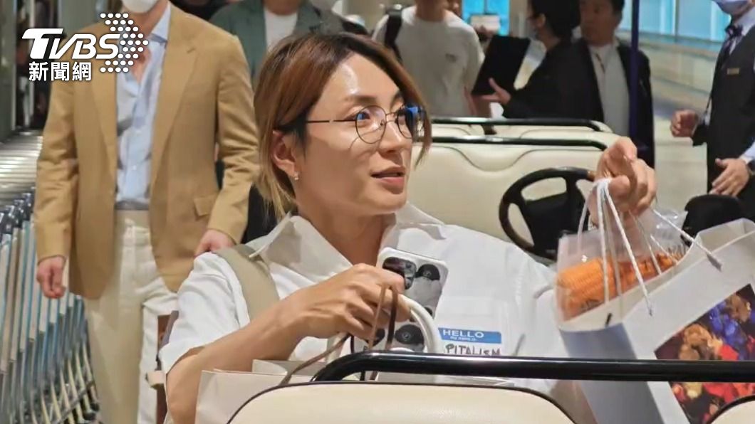 利特收下粉絲送上的禮物。(圖/TVBS)